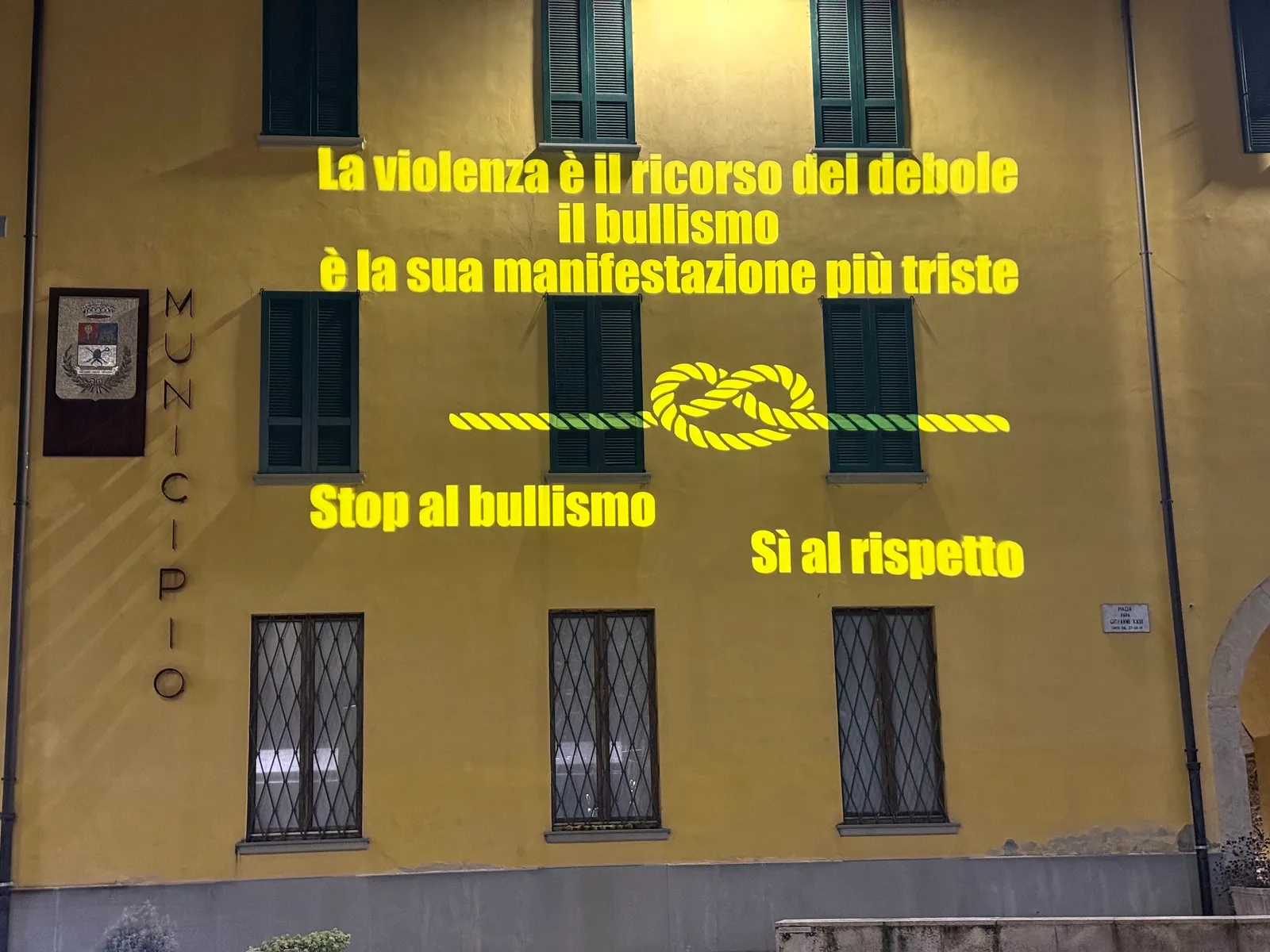 Un nodo giallo e le scritte Stop al bullismo e Sì al rispetto proiettati sulla facciata del municipio di Ghisalba: giornata contro il bullismo e il cyberbullismo